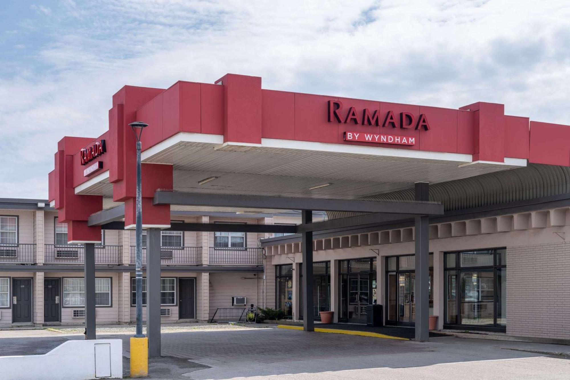 Ramada By Wyndham Thunder Bay Airlane Hotel Exterior photo