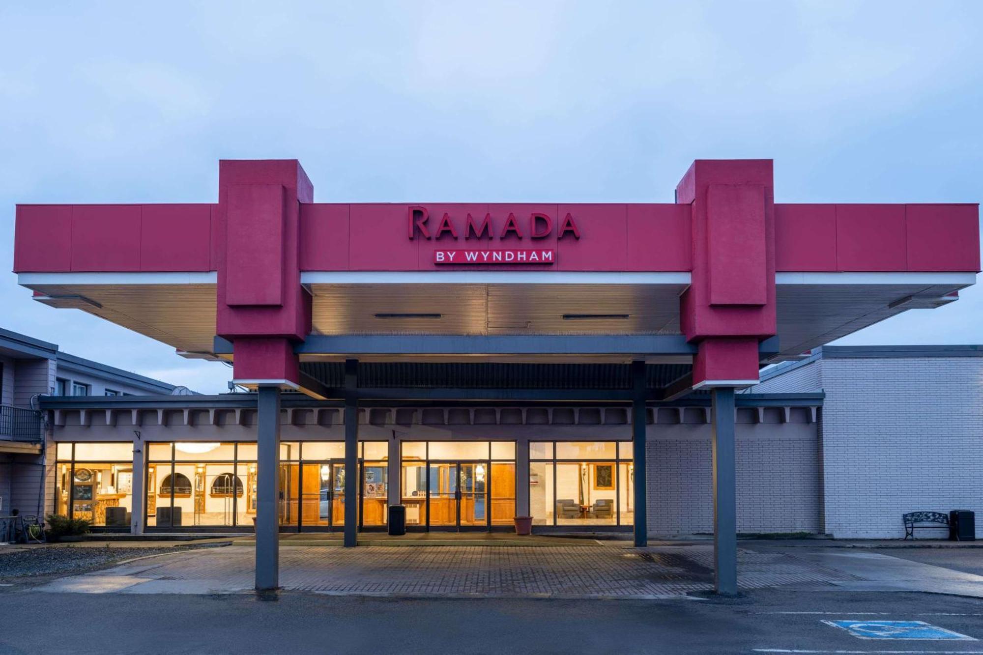 Ramada By Wyndham Thunder Bay Airlane Hotel Exterior photo