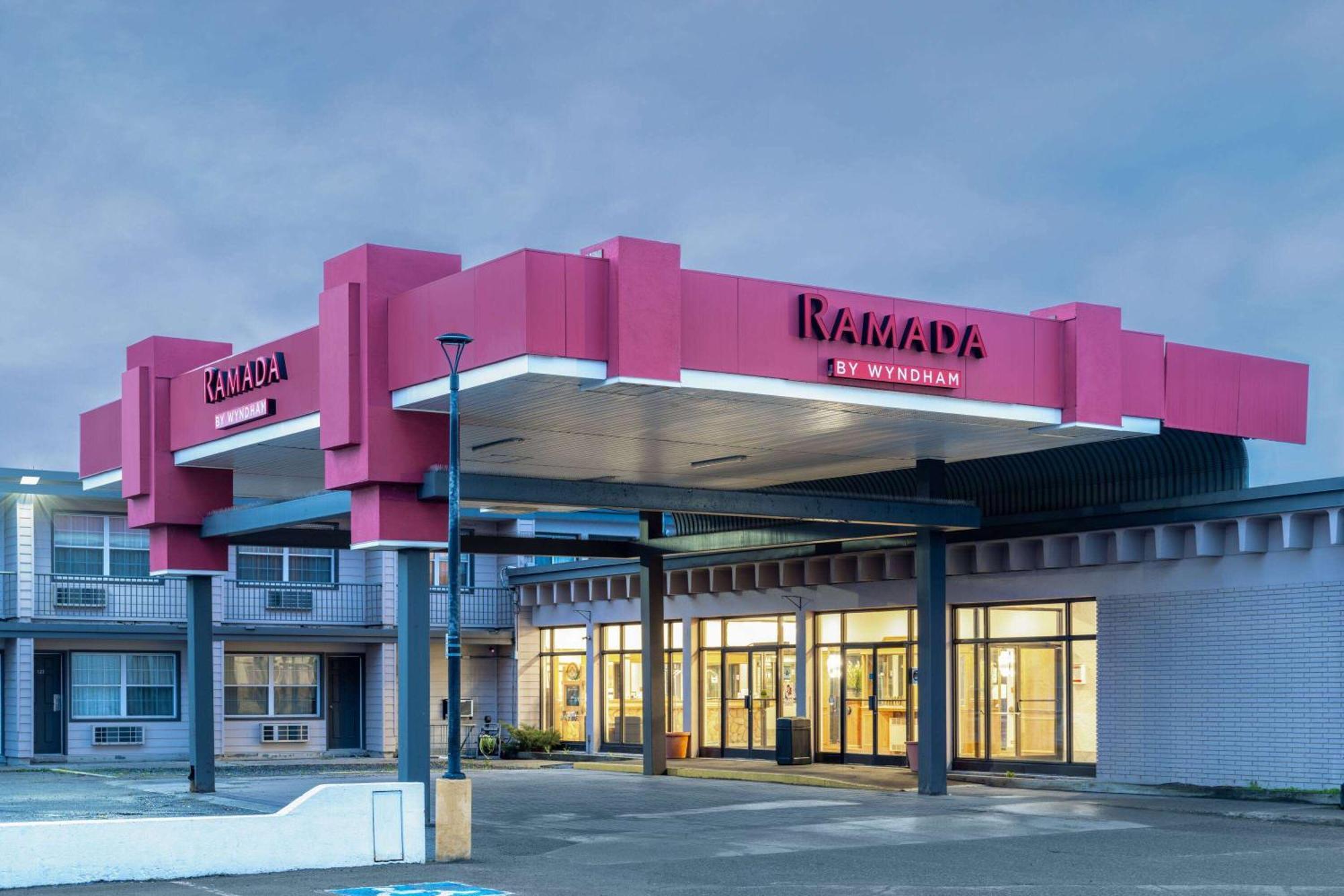 Ramada By Wyndham Thunder Bay Airlane Hotel Exterior photo