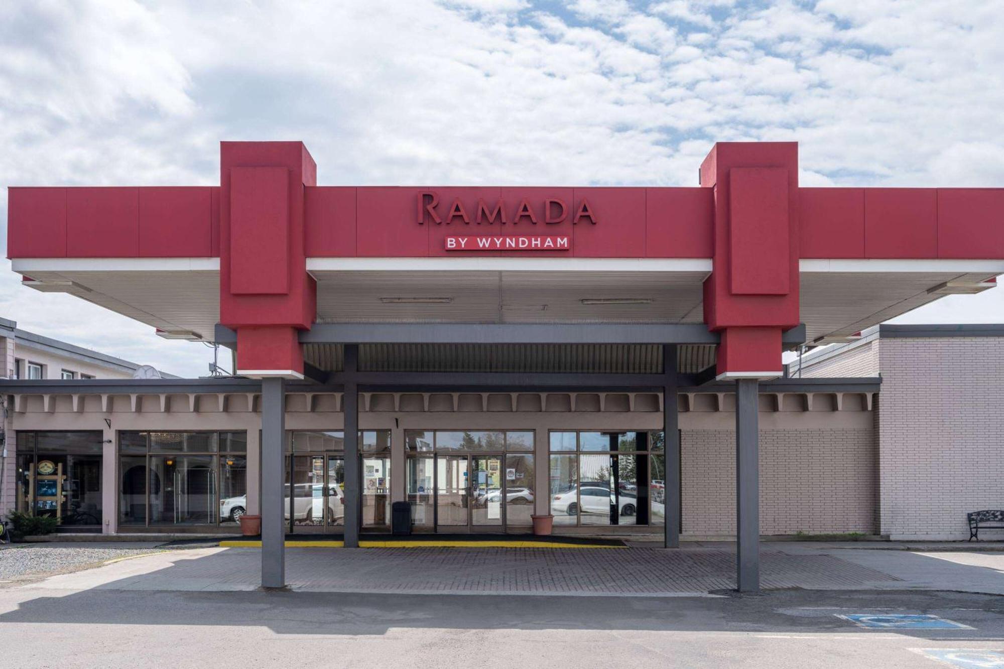 Ramada By Wyndham Thunder Bay Airlane Hotel Exterior photo